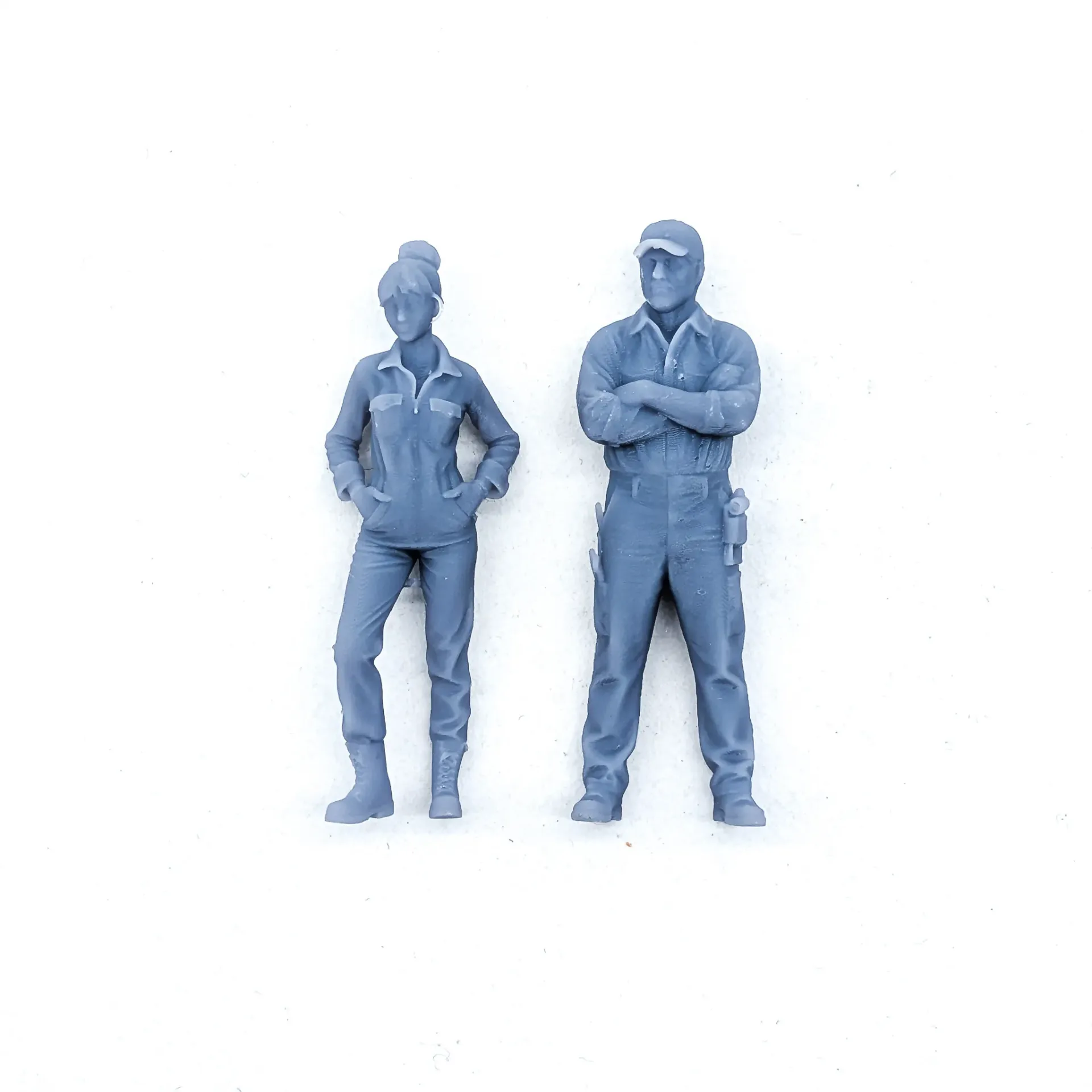 Duo de Figurines Mécaniciens et Assistante d'Atelier 1/43